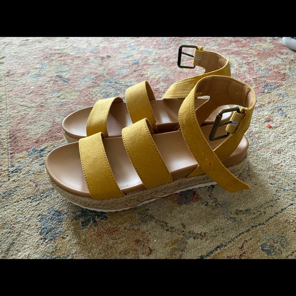 Mustard yellow sandals - Picture 1 of 3
